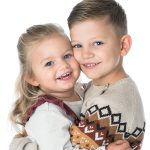 en syster och bror kramas under en lättsam fotostund